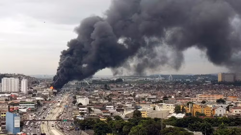 Coluna de fumaça toma a Zona Norte do Rio