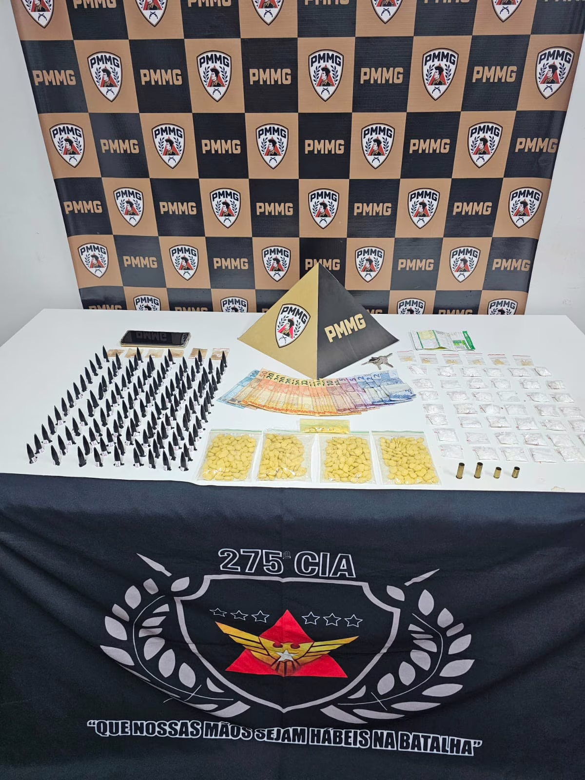 No local, foram localizadas mais porções de entorpecentes, além de 410 comprimidos com aparência de ecstasy, materiais semelhantes aos encontrados inicialmente e cápsulas deflagradas de munição
