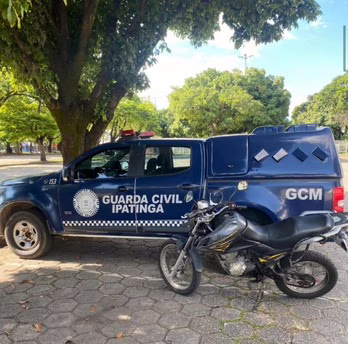 Com base nas denúncias, a equipe se deslocou até o endereço indicado e localizou o suspeito no pátio de um estabelecimento comercial na Avenida Colatina.