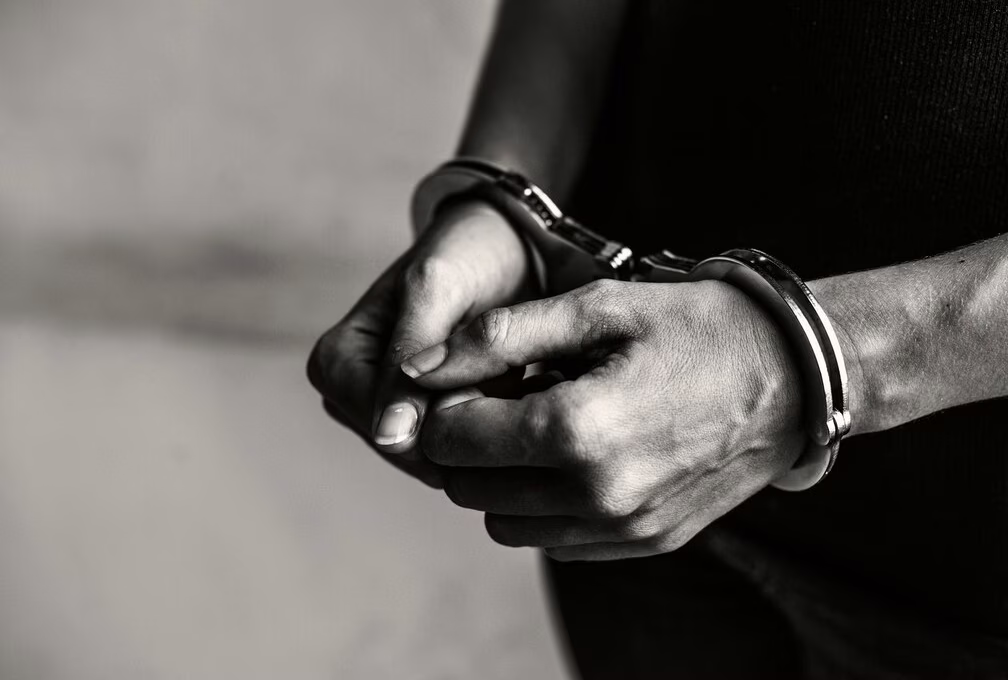 A suspeita deu início a uma discussão entre o casal, que evoluiu para agressões físicas contra a vítima.