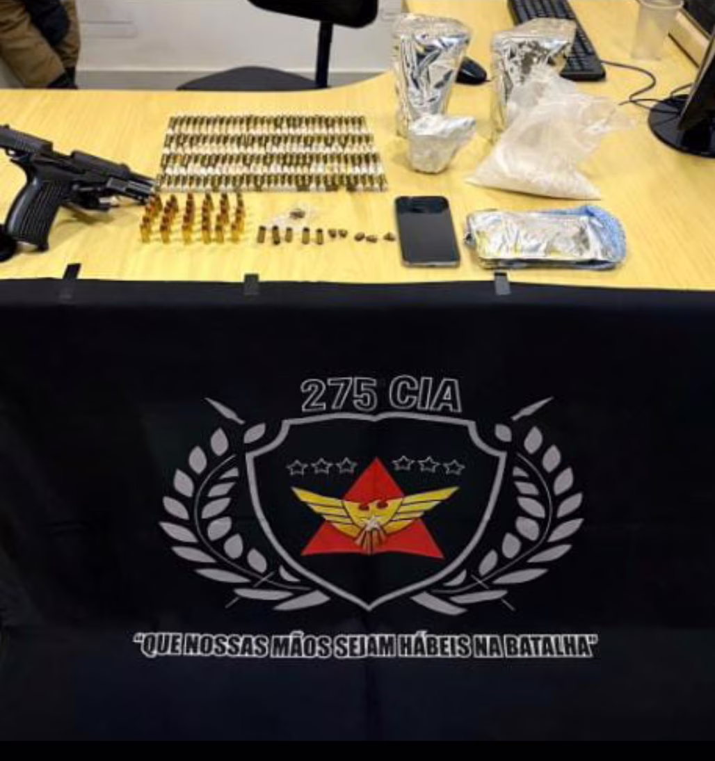 De acordo com as informações repassadas à polícia, uma denúncia anônima apontou que um indivíduo, já conhecido no meio policial por envolvimento com o tráfico de entorpecentes, estaria circulando armado em um veículo SUV com placas do Paraguai.