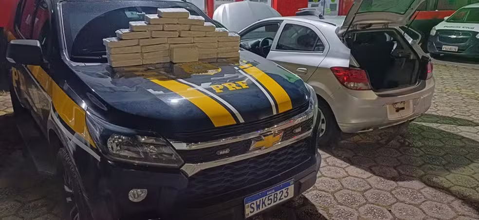 Segundo a Polícia Rodoviária Federal (PRF), os suspeitos estavam em dois veículos diferentes.