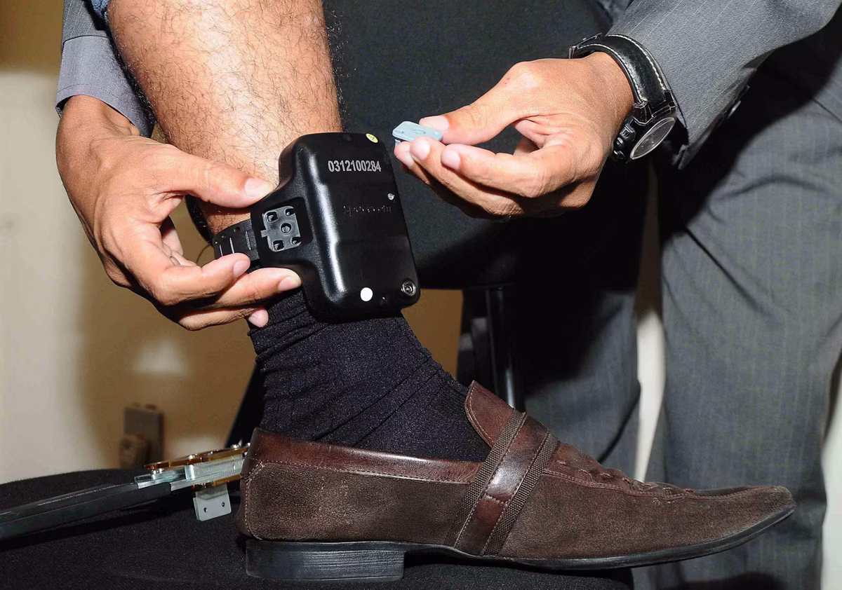 Câmara aprovou um projeto que determina que a polícia deve monitorar agressores de mulheres por meio de tornozeleira eletrônica