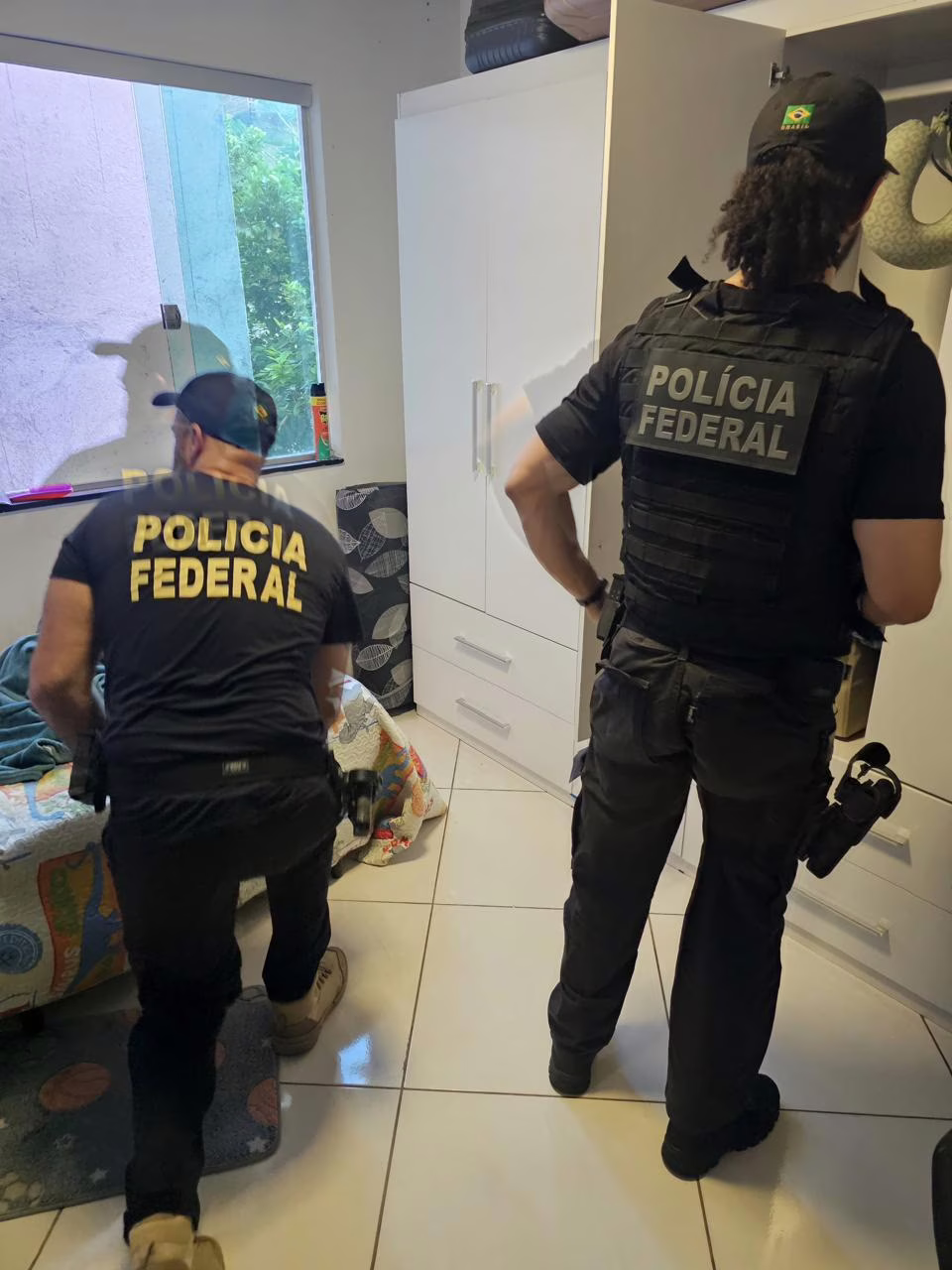 Os resultados iniciais dessa investigação anterior permitiram identificar novos elementos e indivíduos ligados ao grupo criminoso sob apuração.