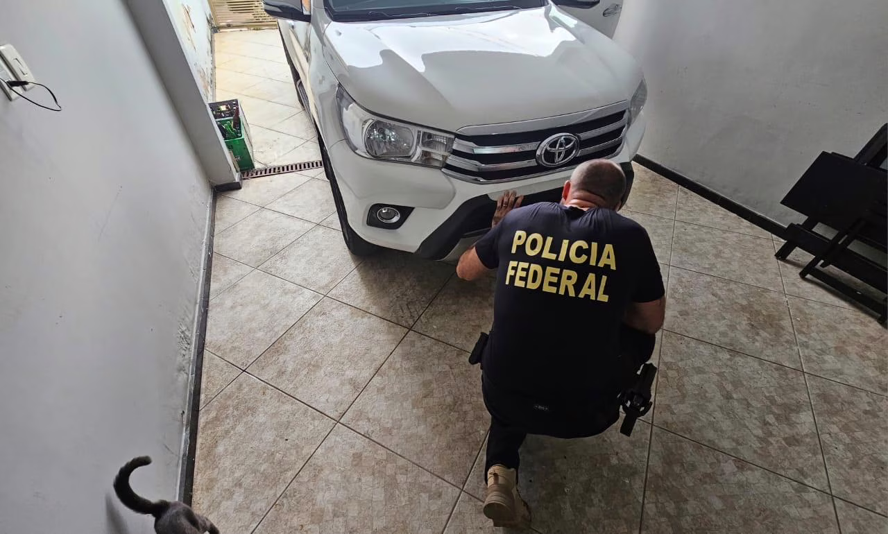 Os resultados iniciais dessa investigação anterior permitiram identificar novos elementos e indivíduos ligados ao grupo criminoso sob apuração.