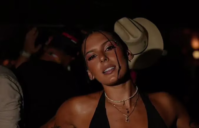 Ana Castela comemora 5 anos de carreira com direito a bolo e coroa de rainha (