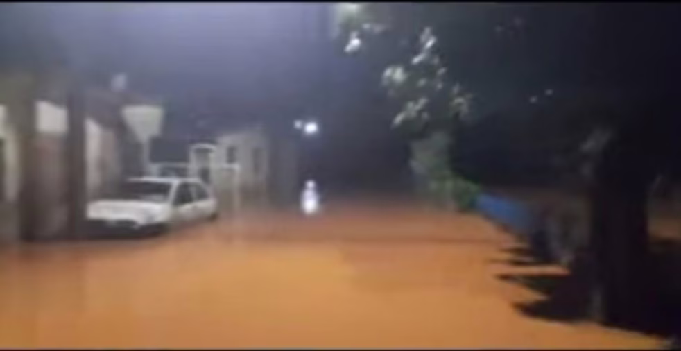 Equipes da Defesa Civil do município realizam vistorias técnicas nas áreas afetadas para avaliar os danos provocados pela chuva, identificar possíveis riscos estruturais e orientar os moradores das residências atingidas