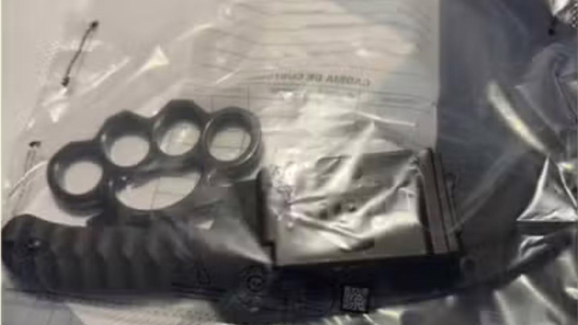 A Polícia Civil cumpriu um mandado de busca e apreensão na casa de Pedro Turra, onde foi apreendido um soco inglês e facas