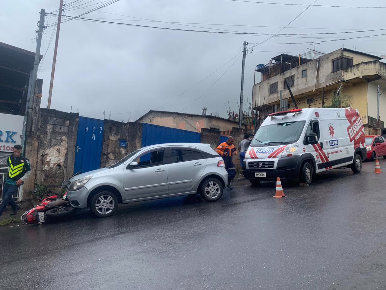 A equipe do SEVOR realizou os primeiros atendimentos no local, seguindo o protocolo de imobilização padrão, e encaminhou a vítima ao Hospital Margarida. O homem foi levado consciente para a unidade de saúde, onde passaria por exames mais detalhados e avaliação da equipe médica de plantão.