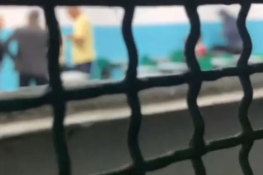 Grupo de alunos tentou agredir professor, que teria aberto blusa de aluna dentro da sala de aula. Ele foi detido e liberado após depoimento.