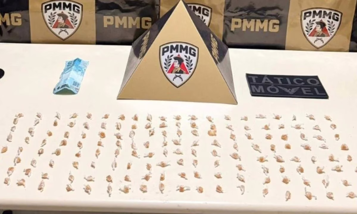 O recipiente foi recolhido, mas não foi analisado de imediato, já que a prioridade era conter o suspeito e garantir a segurança das pessoas que estavam no local.