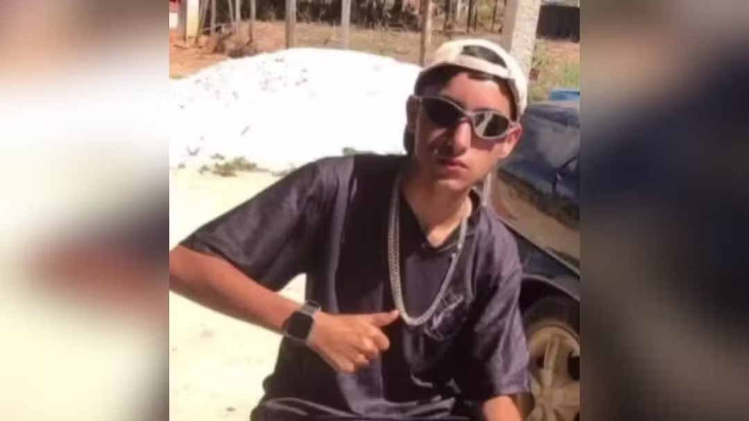 O corpo de Alexander Martins, de 16 anos, foi sepultado na manhã desta segunda-feira (16) em Sarapuí.