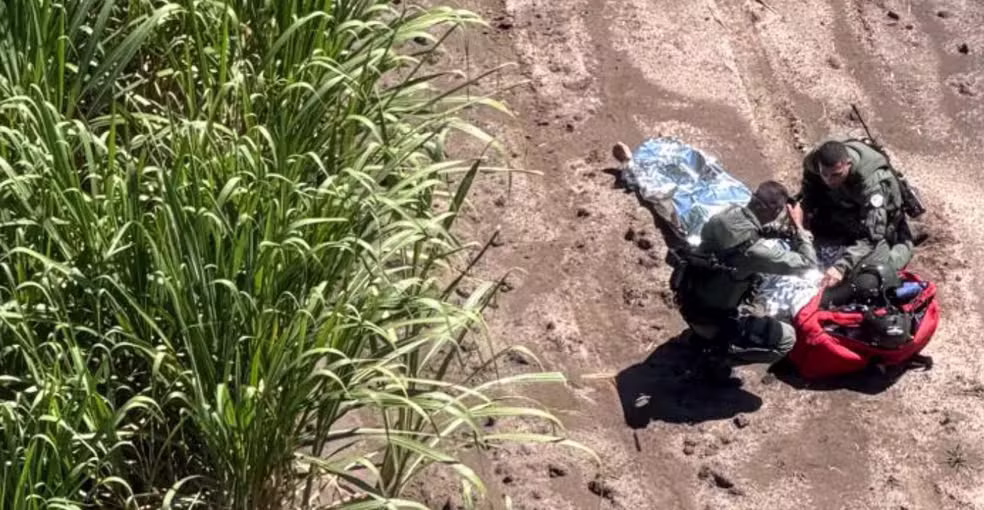 Idoso é resgatado pela PM com ajuda do helicóptero Águia da PM em área rural de Nova Odessa.