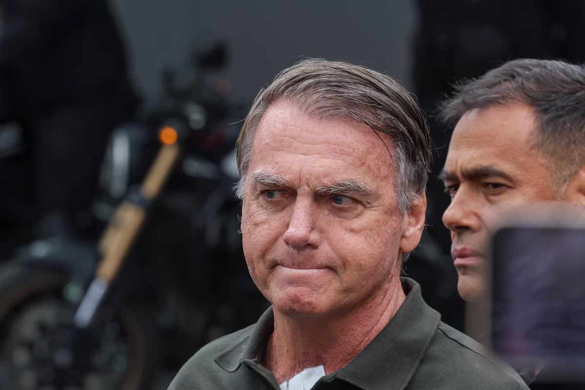 Bolsonaro foi encaminhado para uma unidade semi-intensiva após ter evolução no quadro de saúde