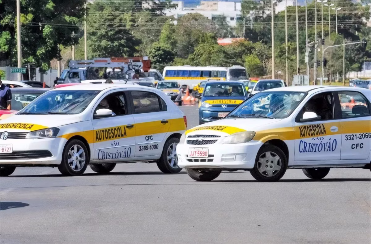 Pelas regras atuais, a idade mínima para obter a carteira de motorista é de 18 anos