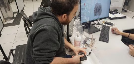 Quem não tiver biometria cadastrada e iniciar o atendimento pelo sistema de Autoatendimento Eleitoral receberá um alerta para comparecer a um cartório em até 30 dias para registrar as digitais. Sem esse comparecimento, o atendimento não será concluído, e o título de eleitor não será emitido nem atualizado.