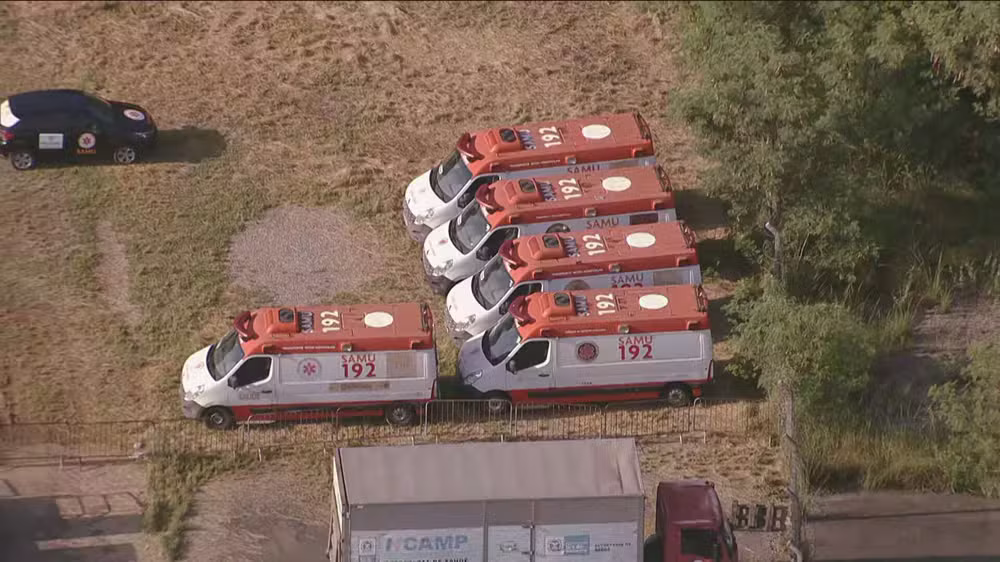 Ambulâncias paradas nos fundos da unidade