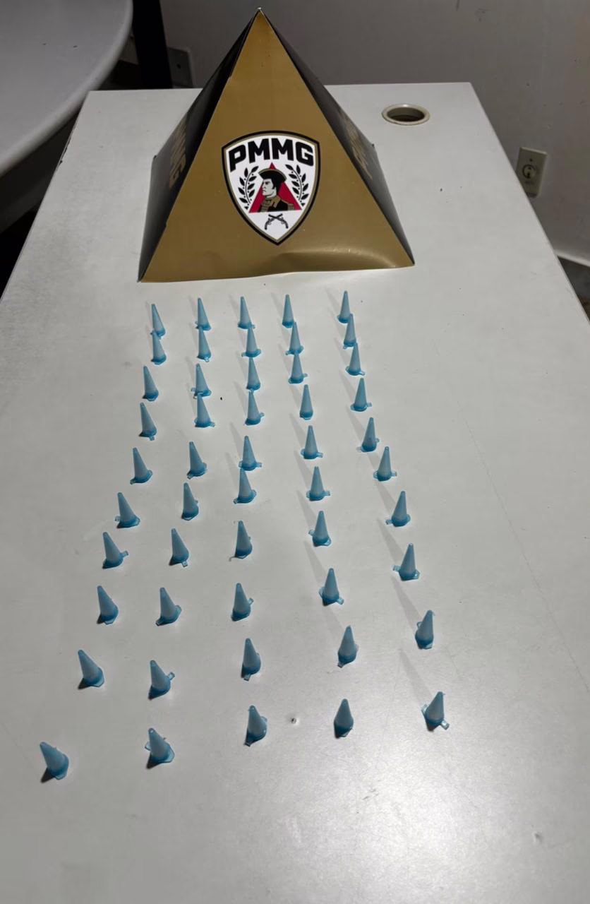 O material ilícito foi encontrado escondido em uma cômoda, sendo todo o conteúdo apreendido e encaminhado à Delegacia de Polícia Civil.