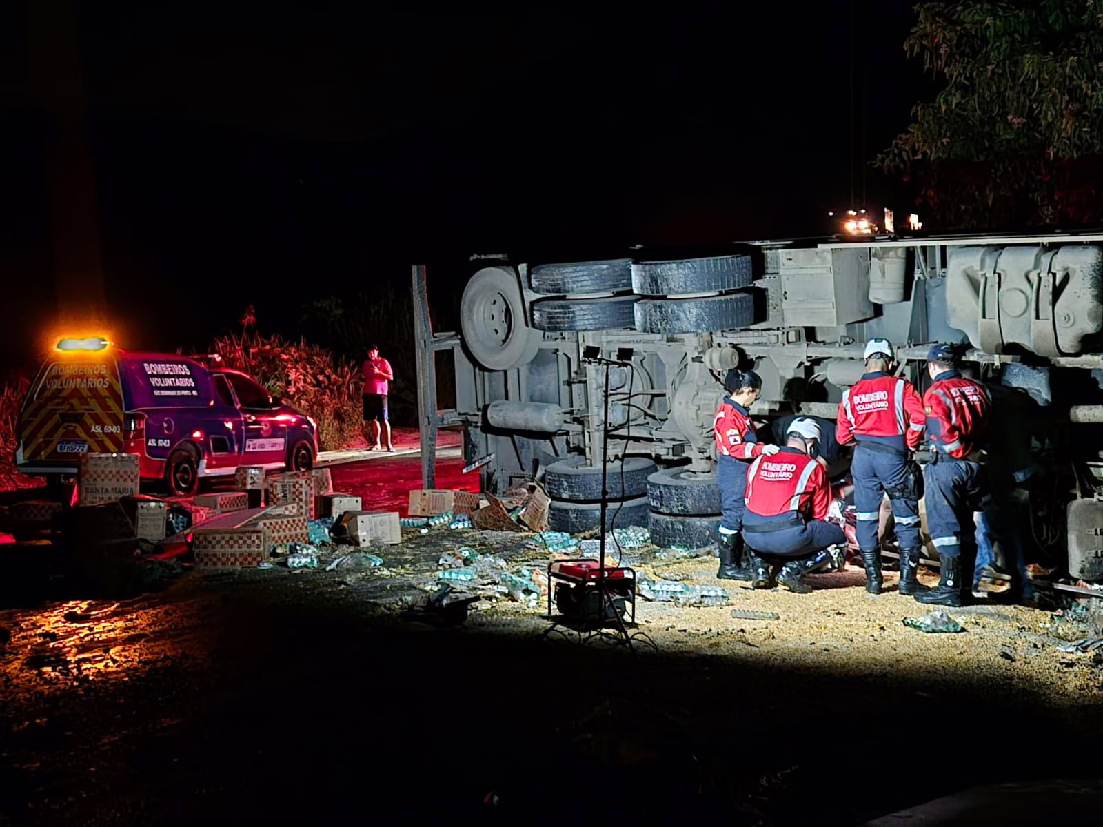 O engavetamento ocorreu próximo ao km 153 da rodovia e mobilizou equipes dos Bombeiros Voluntários e da Polícia Militar, que atuaram no atendimento às vítimas e na organização do trânsito na região.