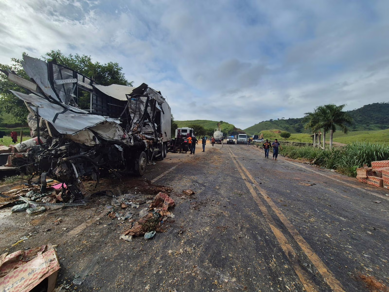 O engavetamento ocorreu próximo ao km 153 da rodovia e mobilizou equipes dos Bombeiros Voluntários e da Polícia Militar, que atuaram no atendimento às vítimas e na organização do trânsito na região.