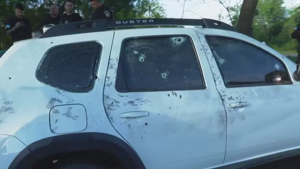 Carro onde estava o policial ficou com diversas marcas de tiros