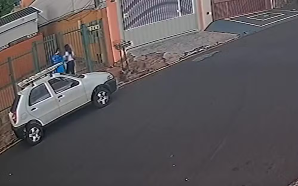 Imagens de câmera de segurança mostram jovens na porta de casa antes de homem passar mal após tomar açaí em Ribeirão Preto, SP