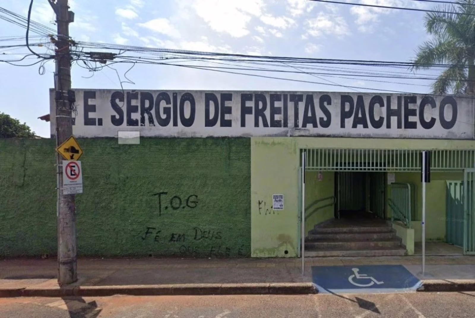 Segundo a Secretaria de Estado de Educação de Minas Gerais (SEE-MG), apesar da gravidade do caso, o estudante não corre risco de morte.
