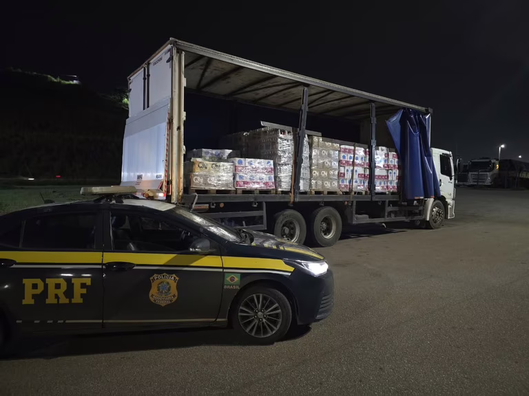 Durante a fiscalização, os policiais abordaram um caminhão Volkswagen e constataram que a carga de bebidas — composta por garrafas de whisky, gin e licor