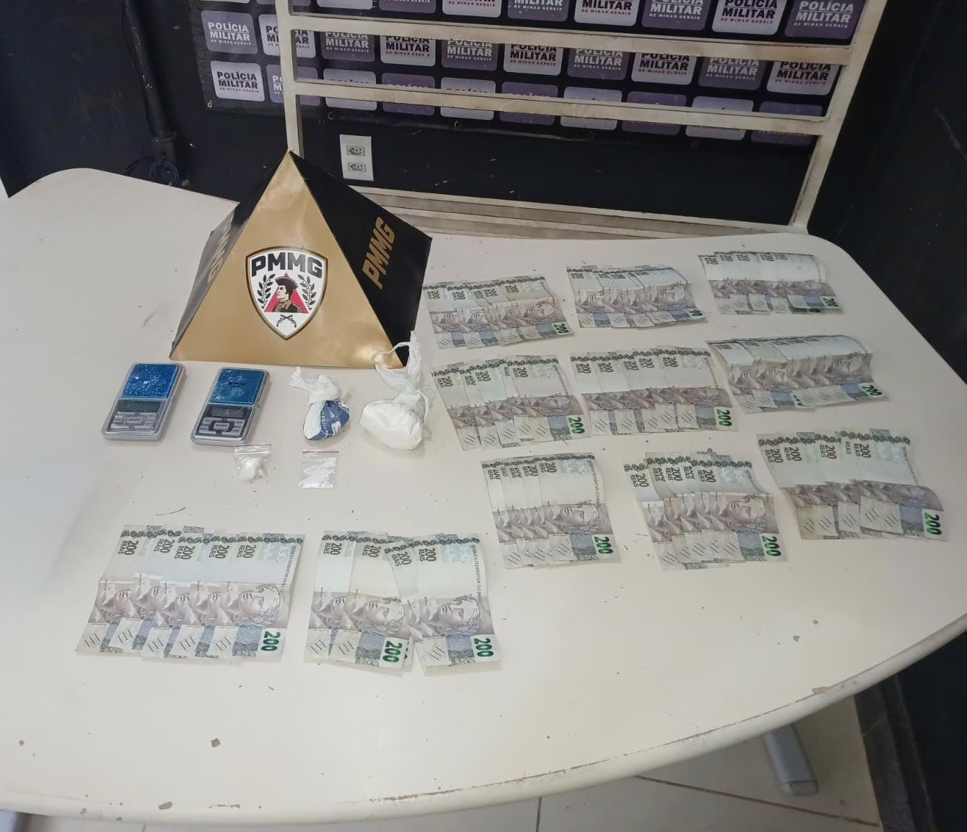 Ao longo da operação, 14 pessoas foram presas por crimes de tráfico de drogas, associação para o tráfico, posse ilegal de arma de