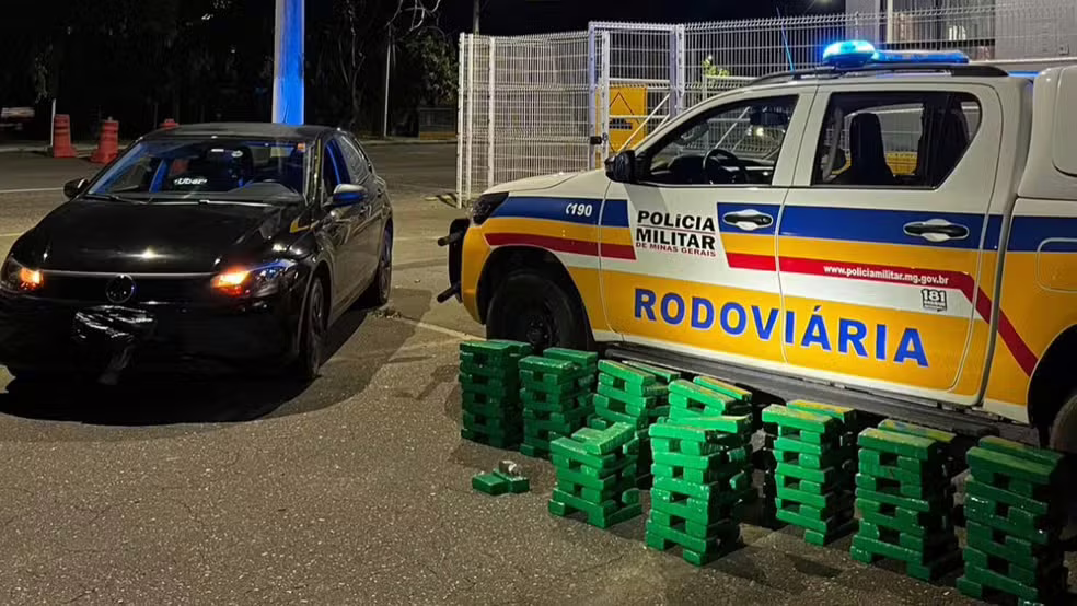 Além da condutora, estavam no veículo uma adolescente de 16 anos, filha da motorista, e um bebê, que acompanharam toda a perseguição na rodovia.