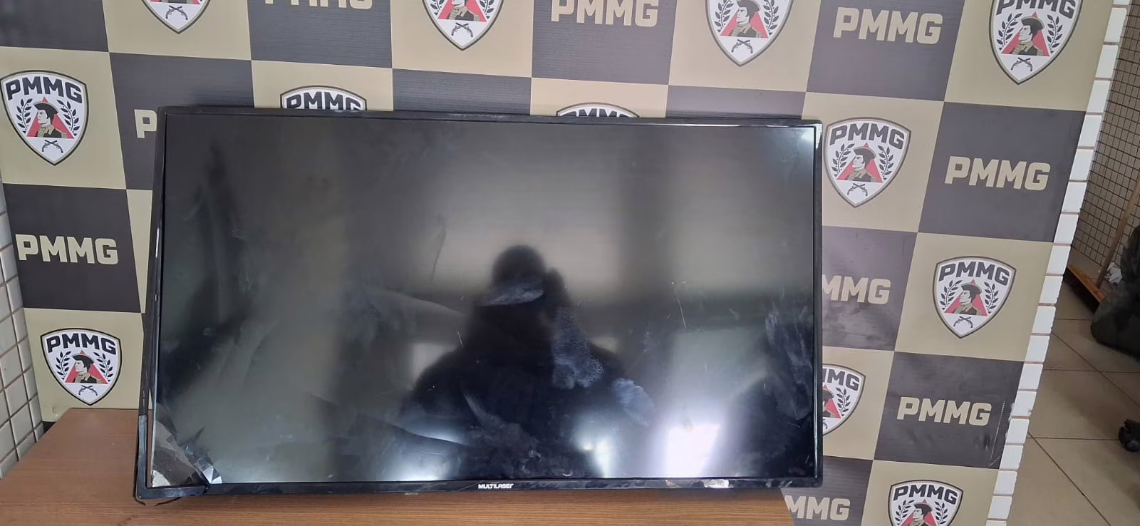 Com o auxílio do sistema de monitoramento da escola, foram identificados dois envolvidos: um homem de 26 anos e um adolescente de 14 anos.