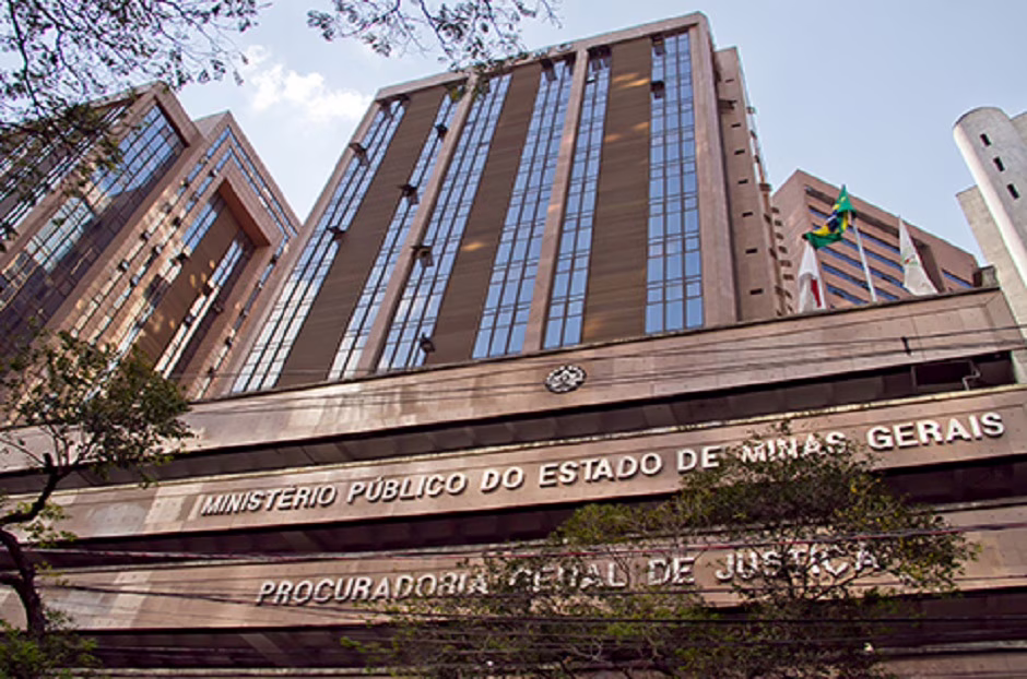 O crime foi filmado pelo próprio acusado. O Conselho de Sentença reconheceu todas as qualificadoras apresentadas pelo MPMG: motivo torpe, emboscada, uso de recurso que dificultou a defesa da vítima, asfixia e tortura. A pena deverá ser cumprida em regime fechado.