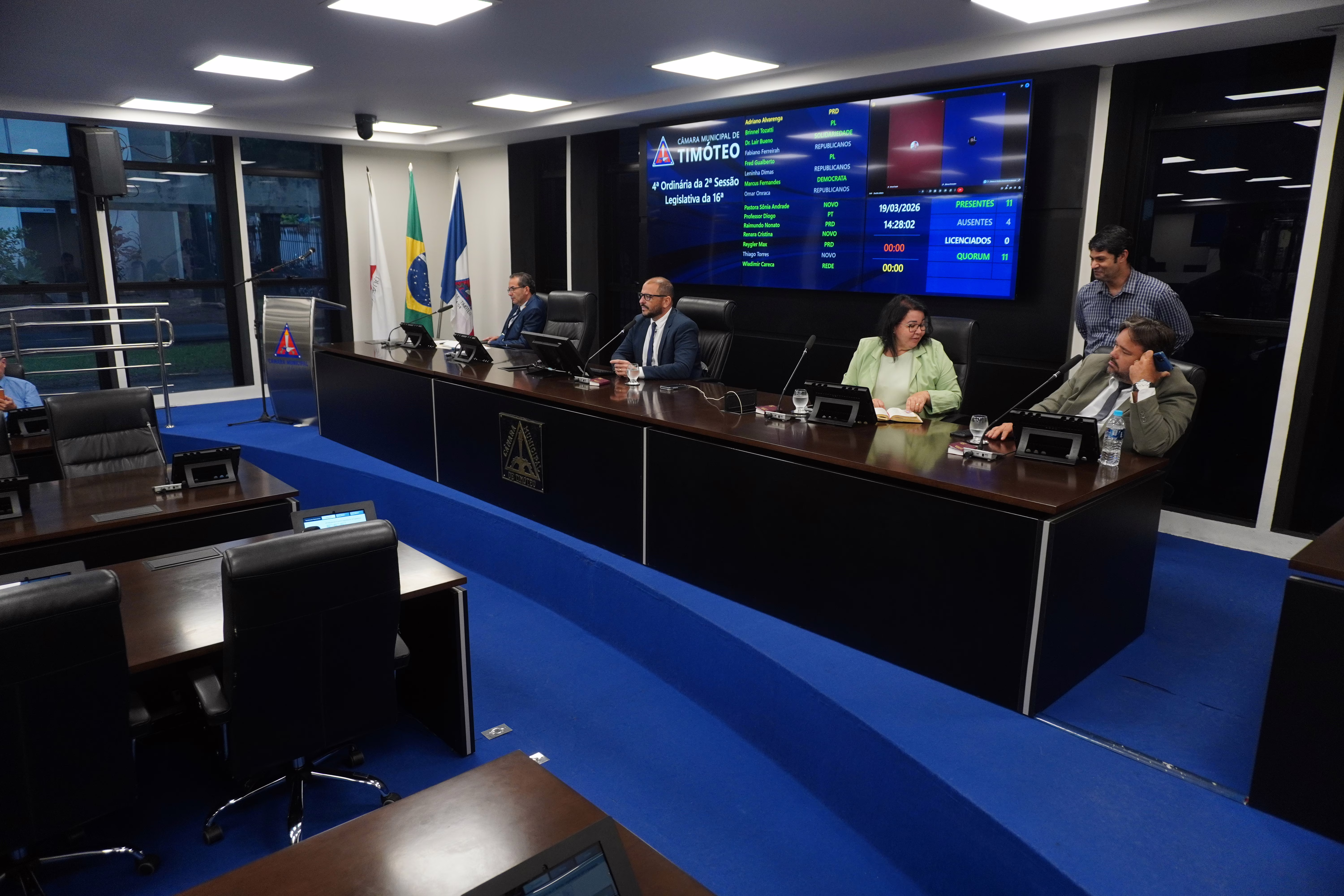 Em sentido oposto, o plenário aprovou a inconstitucionalidade do Projeto de Lei nº 4.72, que previa a criação do programa “Universidade Cidadã”. O parecer da Comissão de Constituição e Justiça foi mantido após explicações do vereador Professor Diogo, que apontou incompatibilidade com normas constitucionais e ausência de previsão orçamentária adequada.