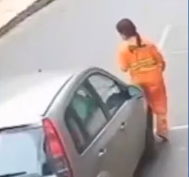 A mulher caminhava pela via, devidamente uniformizada, quando foi surpreendida pelo veículo. Câmeras de segurança registraram o momento em que o automóvel invade a mão contrária e atinge a vítima, já próximo à lateral da pista.