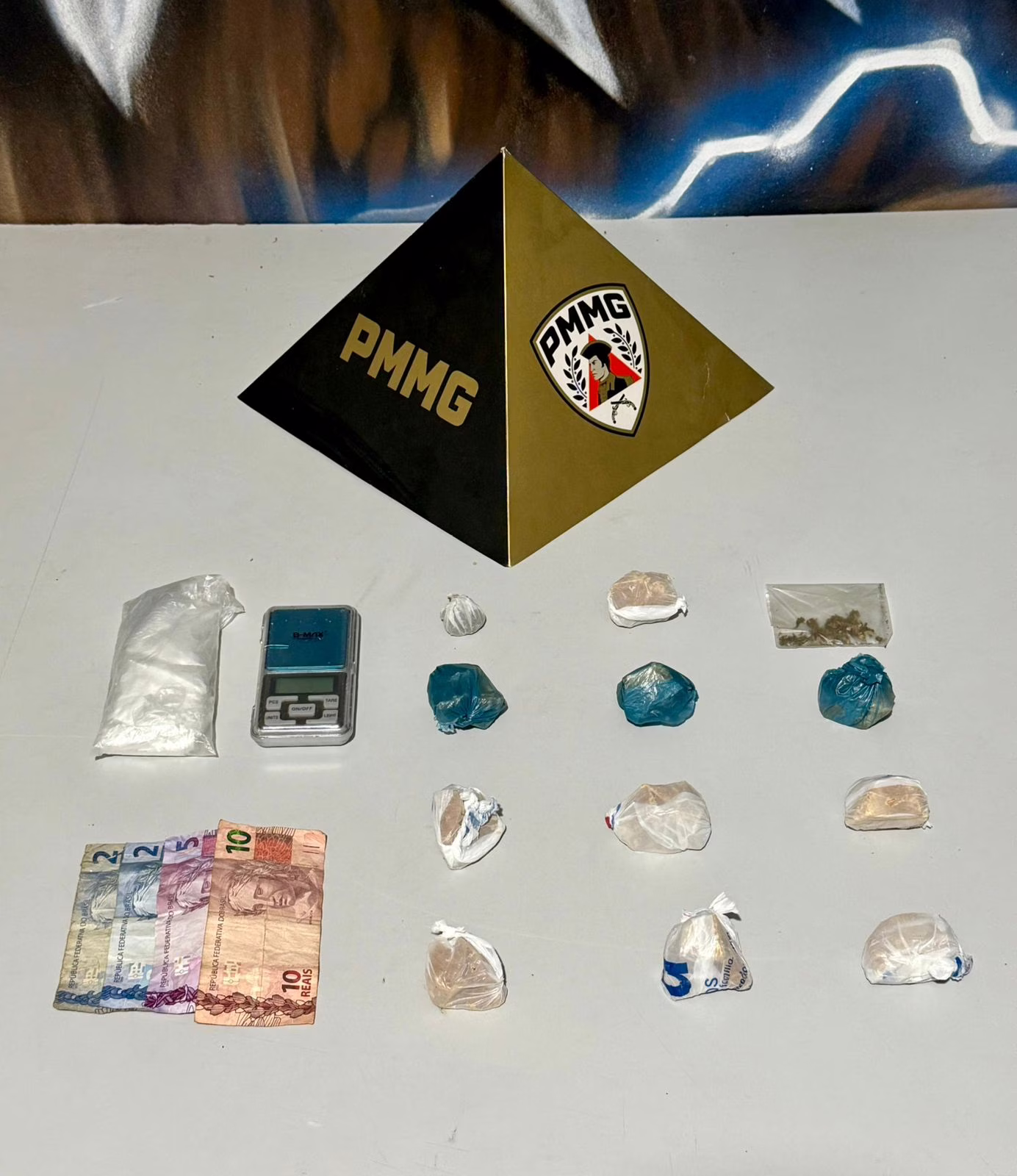 Ao notar a aproximação da viatura, o suspeito correu para o interior da residência e arremessou uma sacola pela janela, na tentativa de se desfazer do material. Ele foi abordado em seguida, e com ele os policiais encontraram porções de substância semelhante à maconha, além de certa quantia em dinheiro.