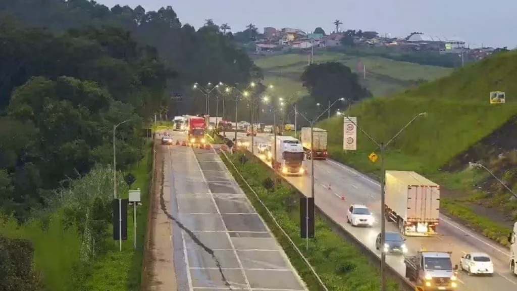 BR-381 fechada há mais de 60 h registra lentidão entre BH e SP