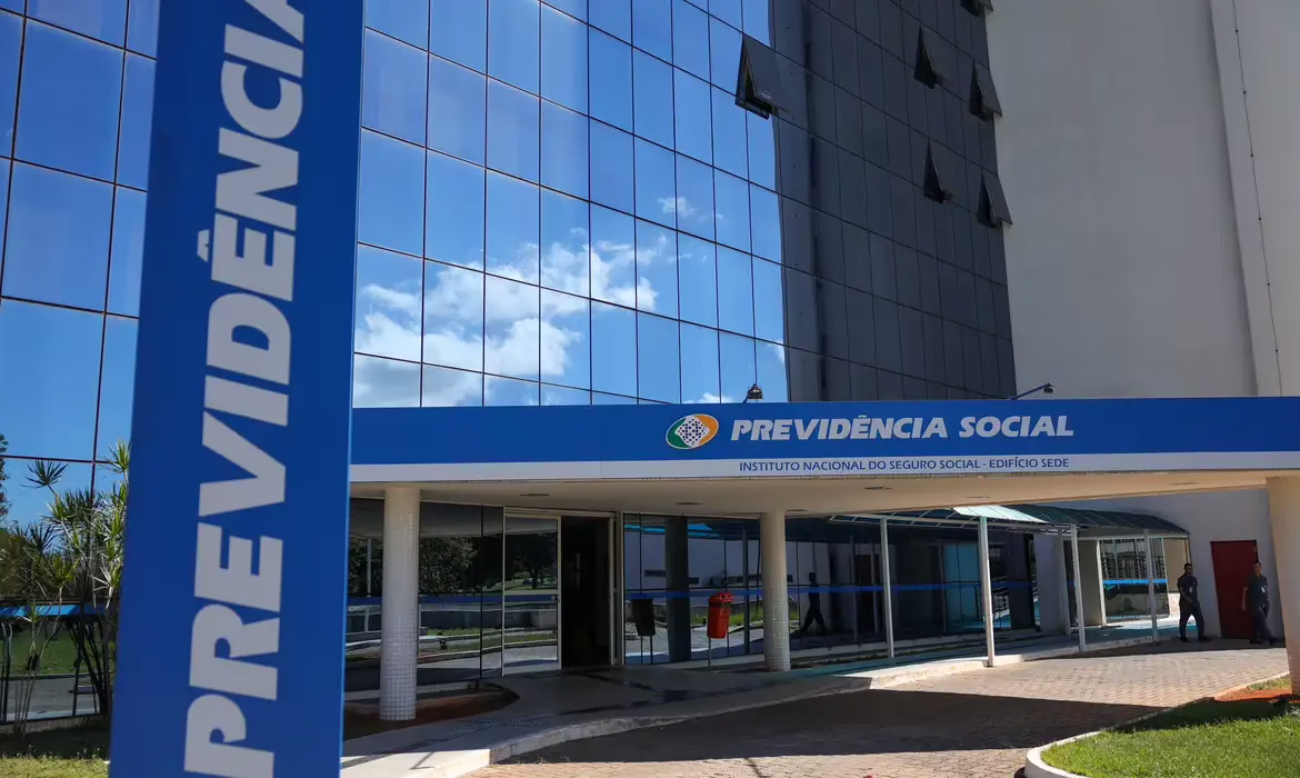 Pagamento será em duas parcelas; uma em abril correspondente a 50% sobre o valor do benefício, outra em maio com a diferença entre o valor total do 13º salário e o valor antecipado.