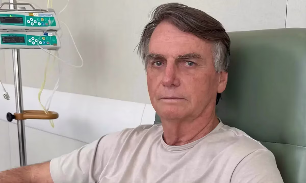 Preso por tentativa de golpe, Bolsonaro segue em tratamento intensivo, sem previsão de alta hospitalar