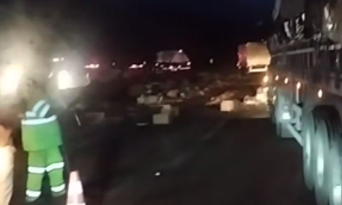 Segundo a concessionária Arteris Fernão Dias, o acidente ocorreu no km 516,1, no sentido de Belo Horizonte. Com o impacto, parte da carga se espalhou pela pista contrária, o que também afetou o tráfego no sentido São Paulo.