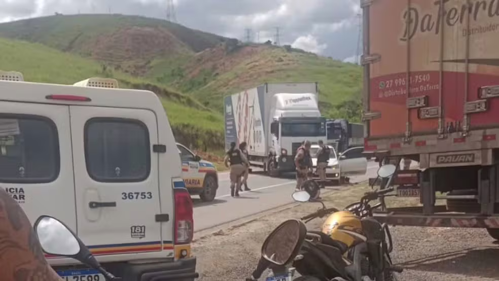 Em determinado momento, o motorista perdeu o controle da direção. O veículo rodou na pista e bateu na lateral de um caminhão. O condutor do veículo de carga não sofreu ferimentos.