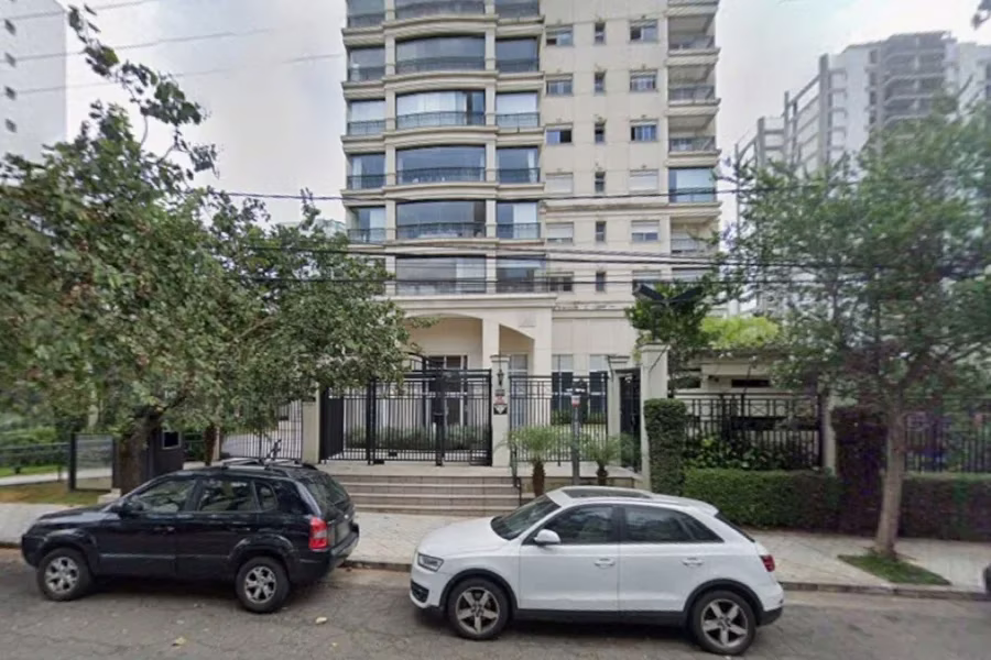 O segurança de condomínio morreu após ser esfaqueado por um colega de trabalho em Moema. Briga teria acontecido por vaga de estacionamento.