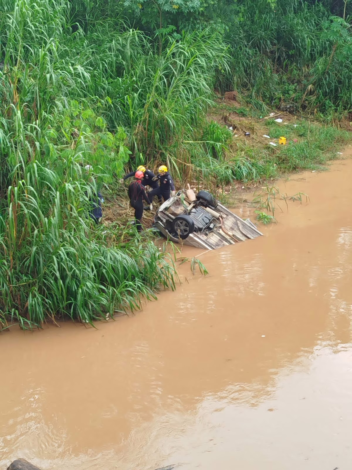 Até o momento, não há confirmação sobre o número de vítimas. Equipes do Corpo de Bombeiros e do Serviço de Atendimento Móvel de Urgência (SAMU) foram acionadas e atuam no local, realizando os trabalhos de resgate.