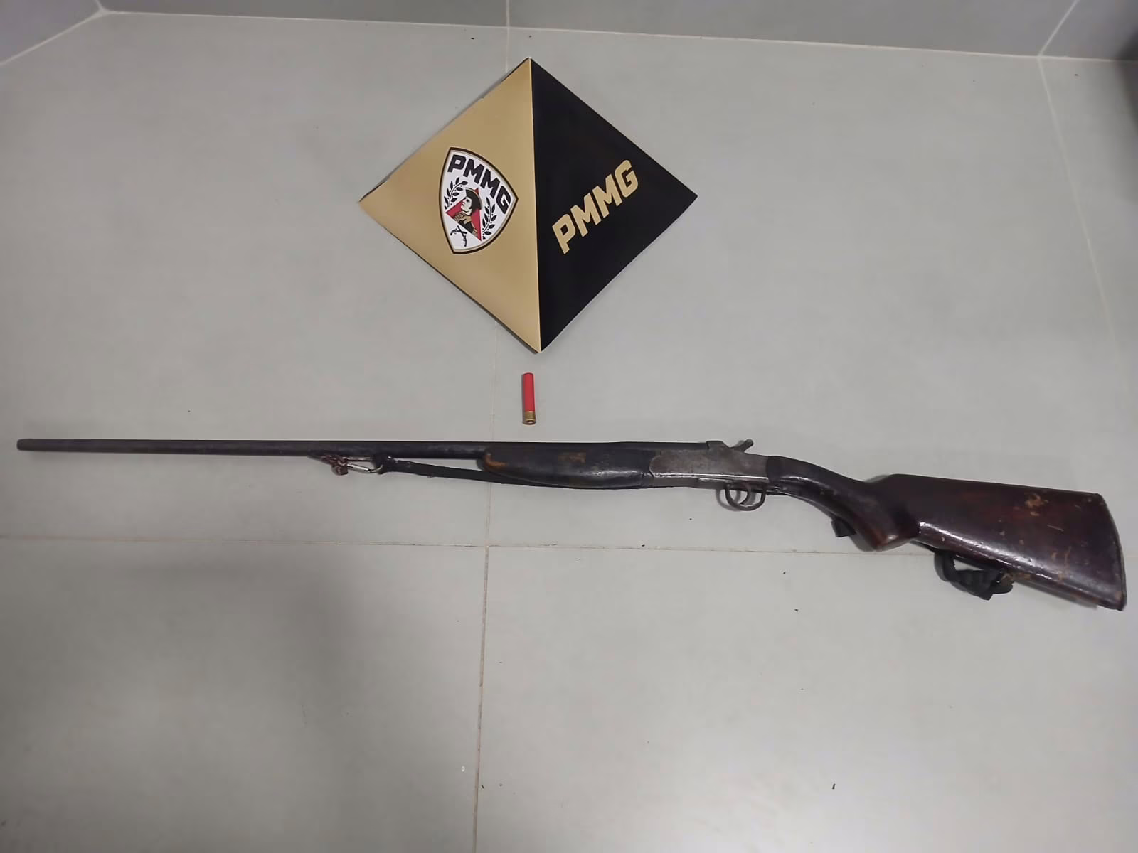 Segundo o registro, durante o turno de serviço os militares foram informados de que um indivíduo estaria de posse de uma arma de fogo irregular em sua residência. Com os dados repassados, as equipes foram até o endereço indicado para averiguar a situação. 