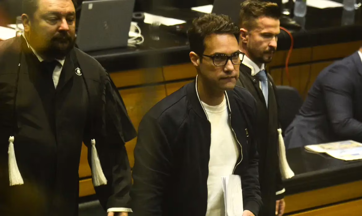 Pai de Henry chegou para julgamento da mãe e do padrasto do menino.