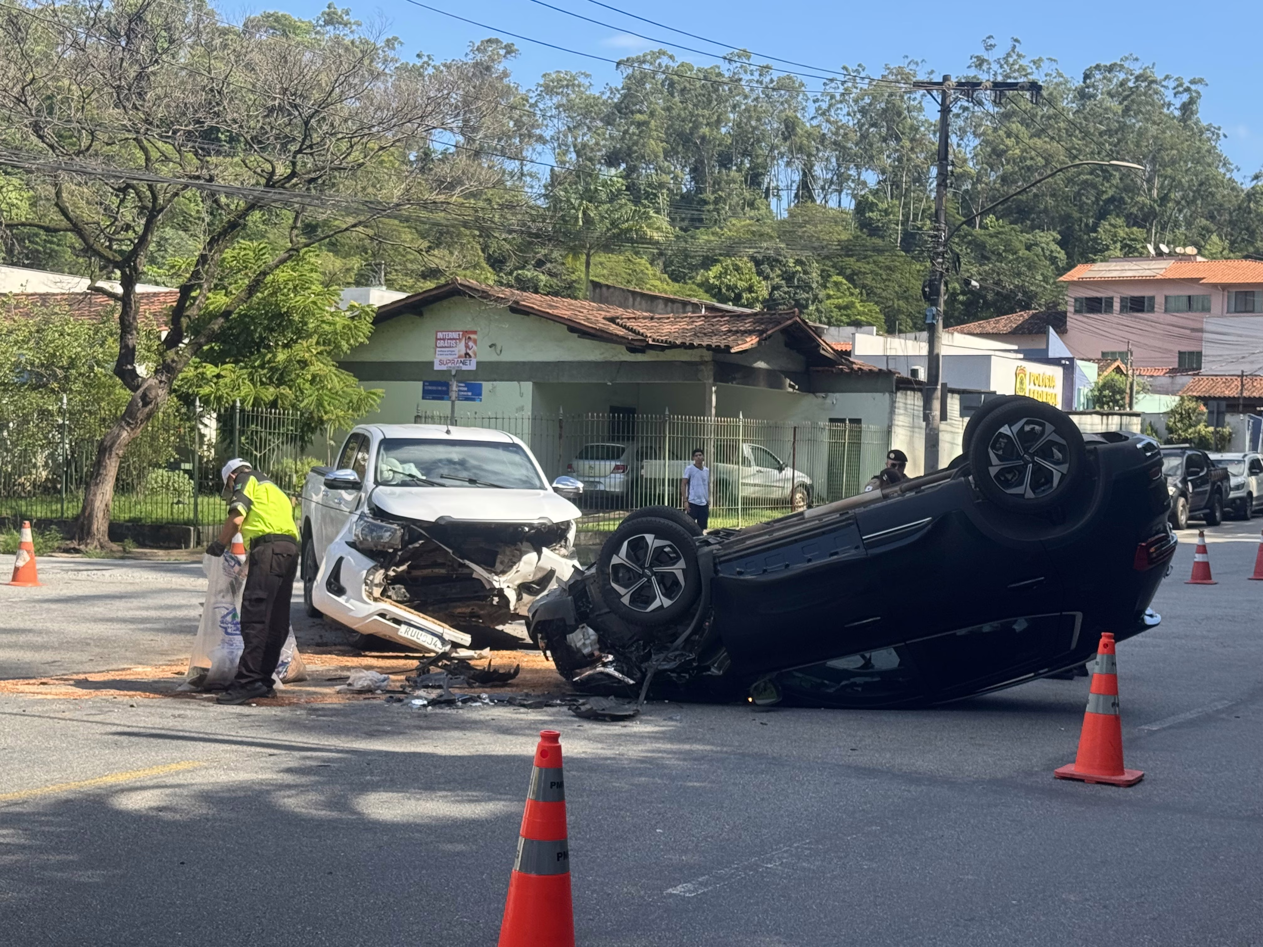 Equipes da Fiscalização de Trânsito de Ipatinga adicionaram serragem a pista devido a vazamento de óleo dos veículos. 