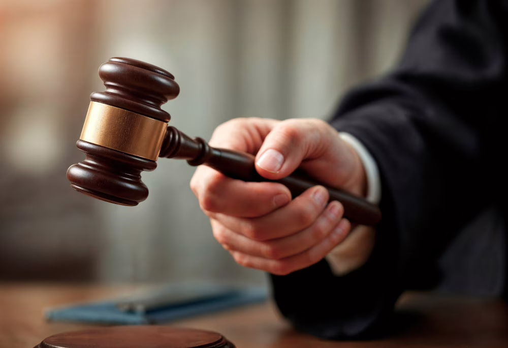 Segundo o Ministério Público de Minas Gerais, o crime ocorreu no centro da cidade. A vítima, hoje com 38 anos, teria sido perseguida, cercada e brutalmente agredida com golpes na cabeça, além de ataques com objetos. Ainda conforme a acusação, mesmo desacordada, ela continuou sendo atacada, e as agressões só terminaram após a intervenção de moradores.