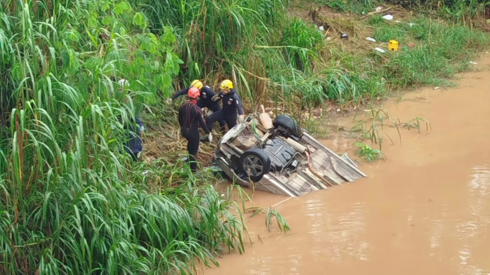 Os três morreram após o carro em que estavam sair da pista e cair no Ribeirão Ipanema, na manhã desta segunda-feira (23). Outras duas pessoas que estavam no veículo sobreviveram.