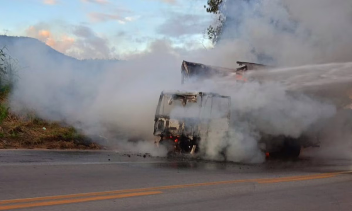 Motoristas que passam pelo local relatam lentidão nos dois sentidos da rodovia. Aplicativos de navegação também apontam congestionamento, com fila que já se estende até a região do posto Fumaça.