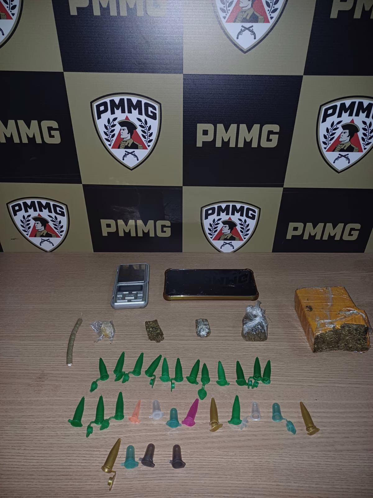 Durante a busca pessoal, foram encontradas porções de maconha. A partir disso, as equipes deram sequência a diligências complementares, que levaram à localização de outros materiais relacionados ao tráfico.