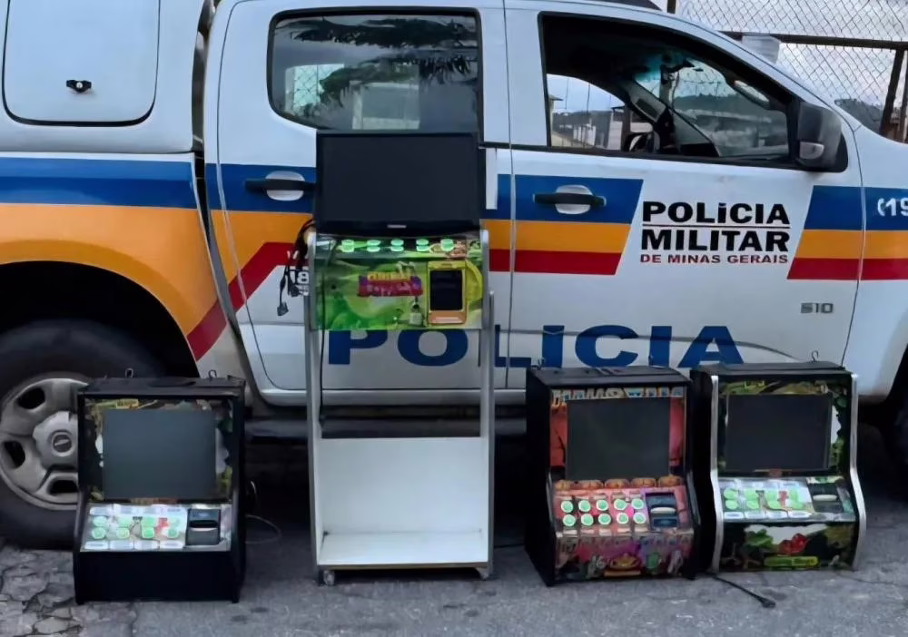 Após denúncias de funcionamento de jogos de azar, quatro máquinas caça-níqueis foram apreendidas em um estabelecimento no bairro Esperança, em Ipatinga, na segunda-feira (23). O proprietário foi autuado por contravenção penal.